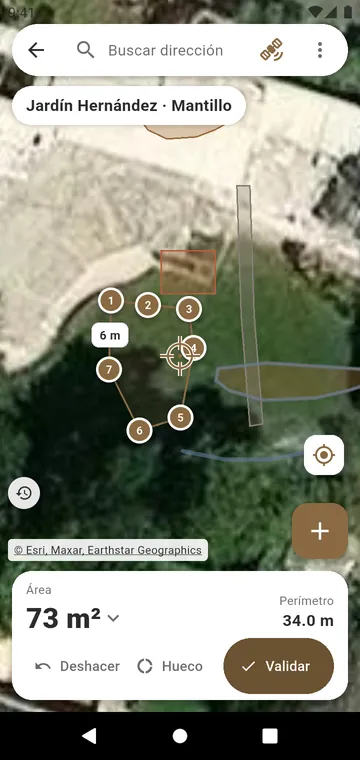 Una jardinera de mantillo dibujada en la vista satelital, con su área