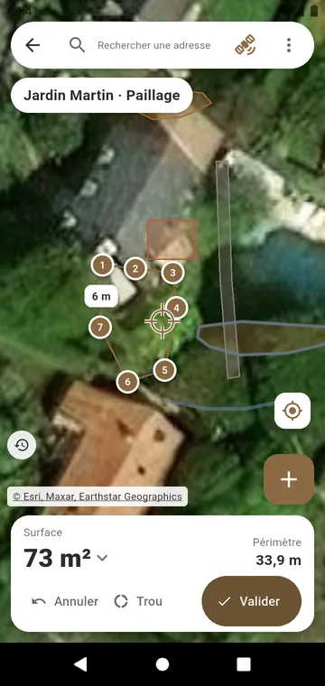 Un massif de paillis dessiné sur la vue satellite, avec sa surface